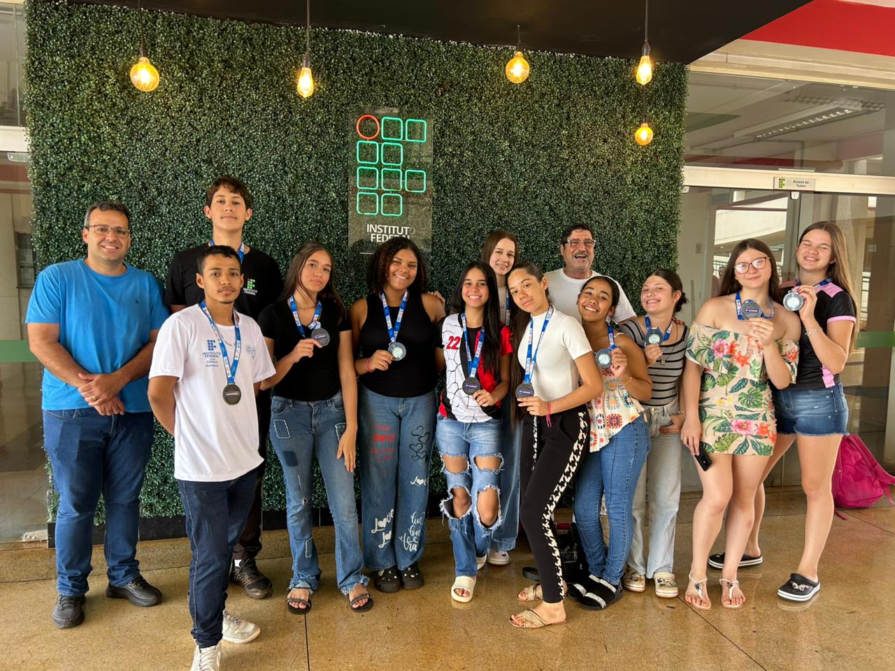 Atletas do xadrez e vôlei juntos na entrega de medalhas no Câmpus